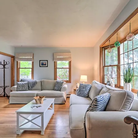 Lovely Hyannis Cottage - Walk To Beach And Main St!